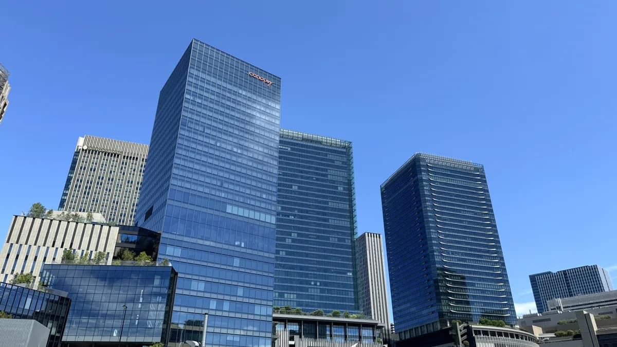 青空の下にそびえる近代的な高層ビル群